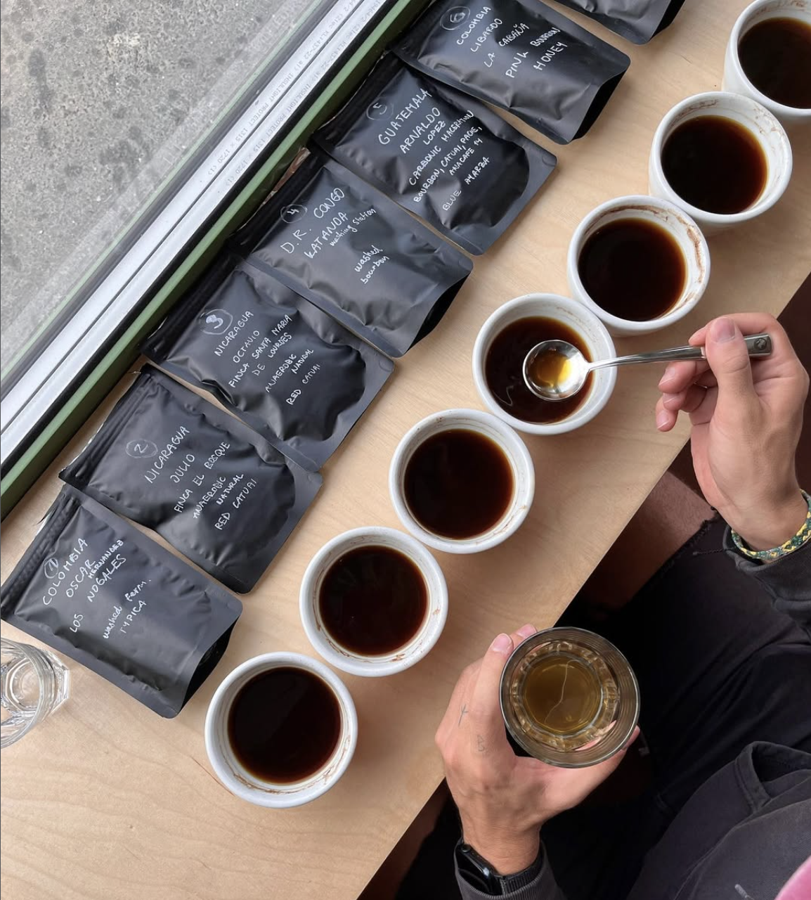 Cupping — degustace více druhů kávy vedle sebe